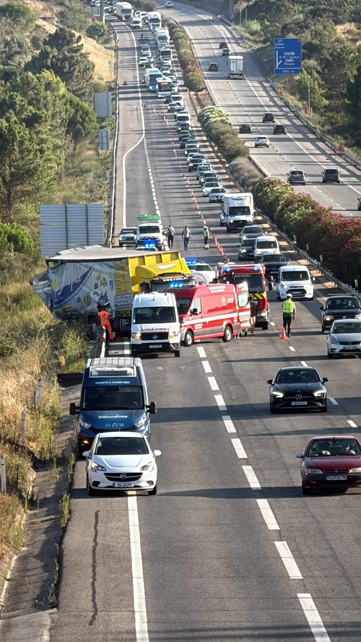 Acidente com dois pesados causa fortes constrangimentos na A8