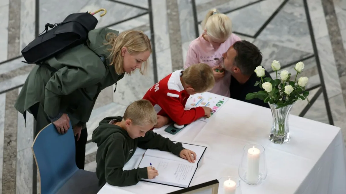 Norweger tragen sich in Kondolenzbücher für König Harald V. ein