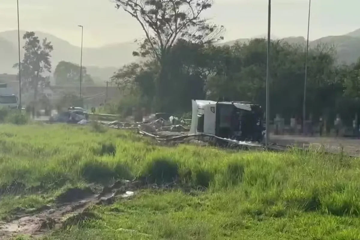 Acidente na BR-393, no Rio de Janeiro, deixa 5 mortos e 9 feridos