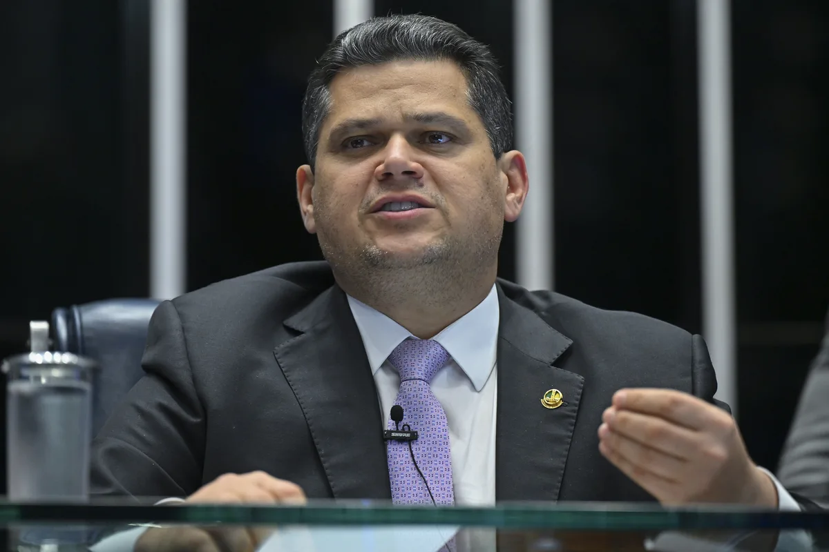 Alcolumbre reage à pressão por impeachment de Moraes e alfineta Flávio por filme de Bolsonaro
