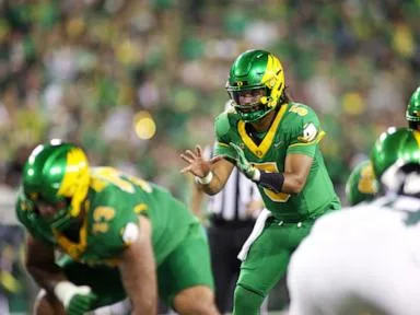 Moore throws for 4 TD passes as No. 21 Oregon routs Portland State 84-0