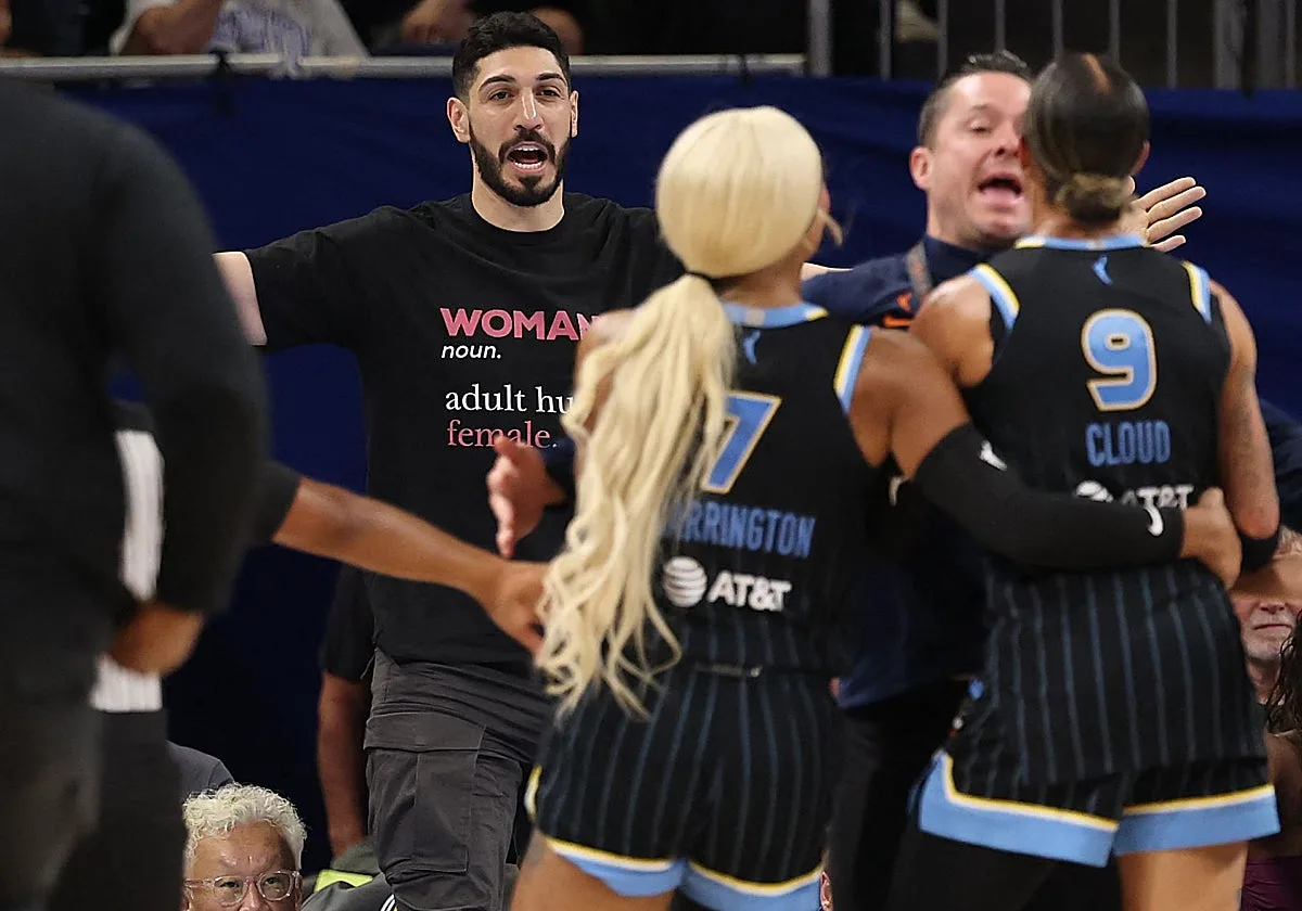 Enes Kanter la lía en la grada y acaba expulsado durante un partido de WNBA