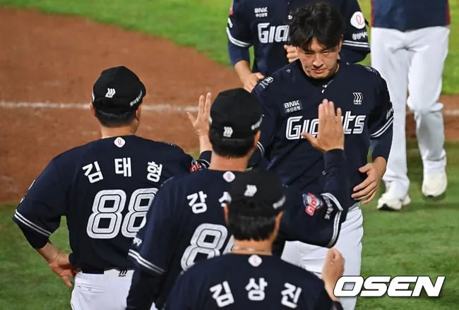 김원중 한 타자 강판은 해프닝이었다…김태형은 왜 "미안하다"고 했을까, 마무리 보직 변경은? [오!쎈 부산]