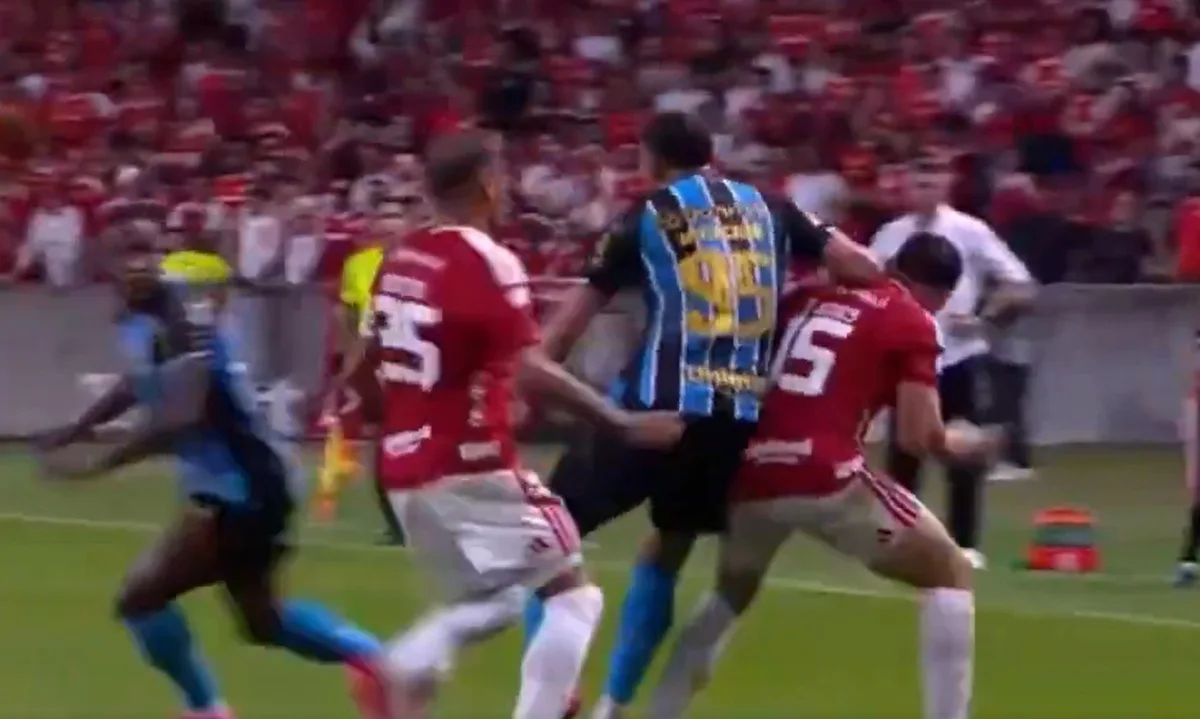 Mercado detona arbitragem e cobra expulsão de Carlos Vinicius no Gre-Nal: "Cadê o VAR?"