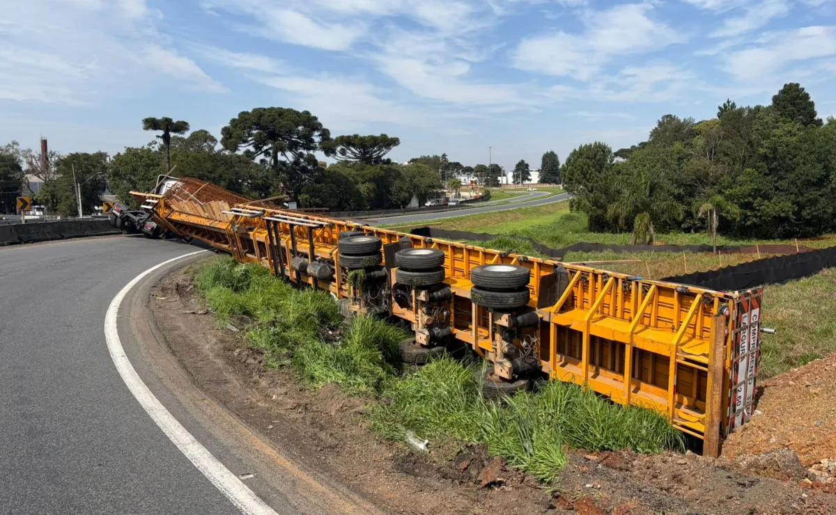 Carreta tomba e interdita acesso para a BR-277: “Buraco puxou a carreta para baixo”, diz motorista