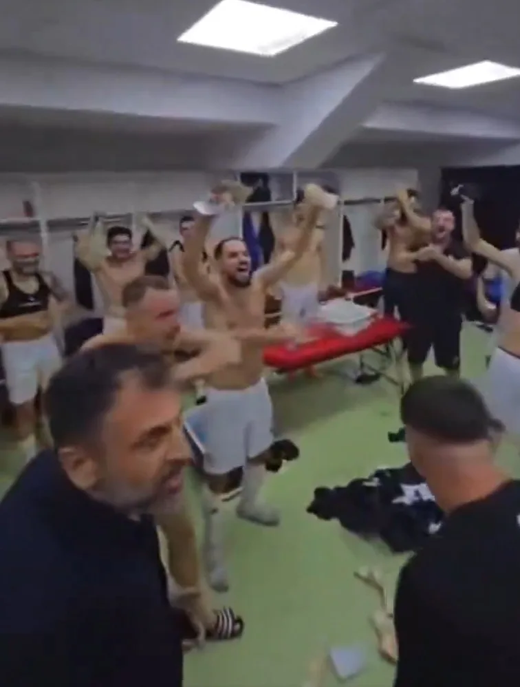 Presidente viraliza ao distribuir dinheiro em vestiário e promete mais antes de jogo contra David Luiz; veja