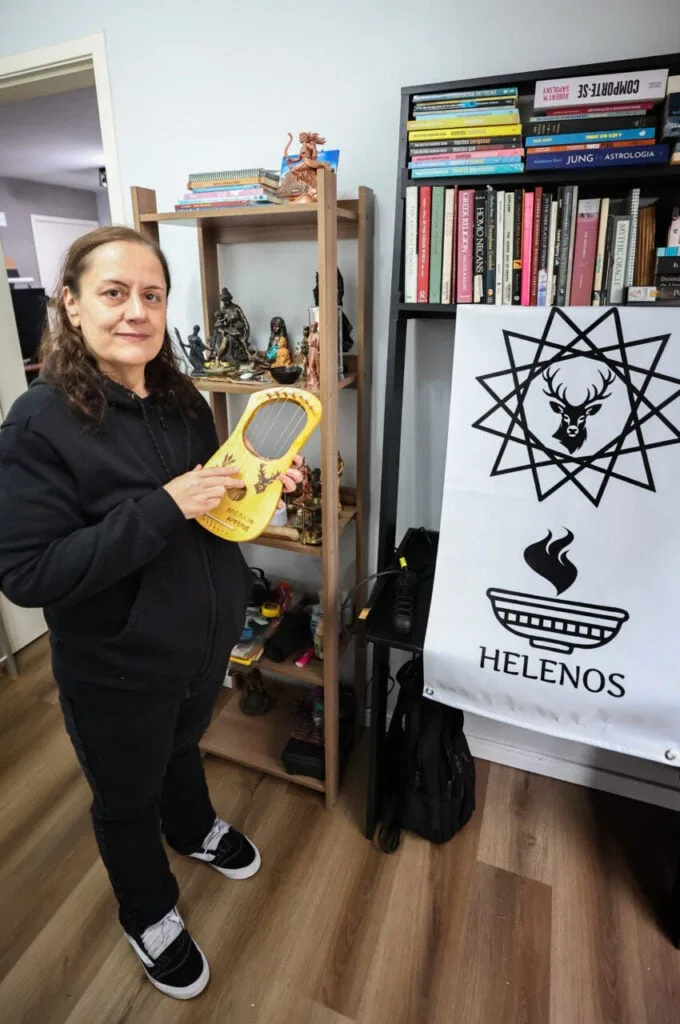 Deuses gregos estão de volta: moradora da Grande Curitiba resgata religião da Grécia Antiga