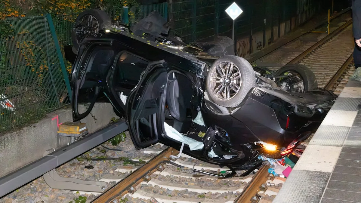 Horror-Crash in Berlin - Fahrer stirbt! BMW hebt ab, fliegt ins Gleisbett