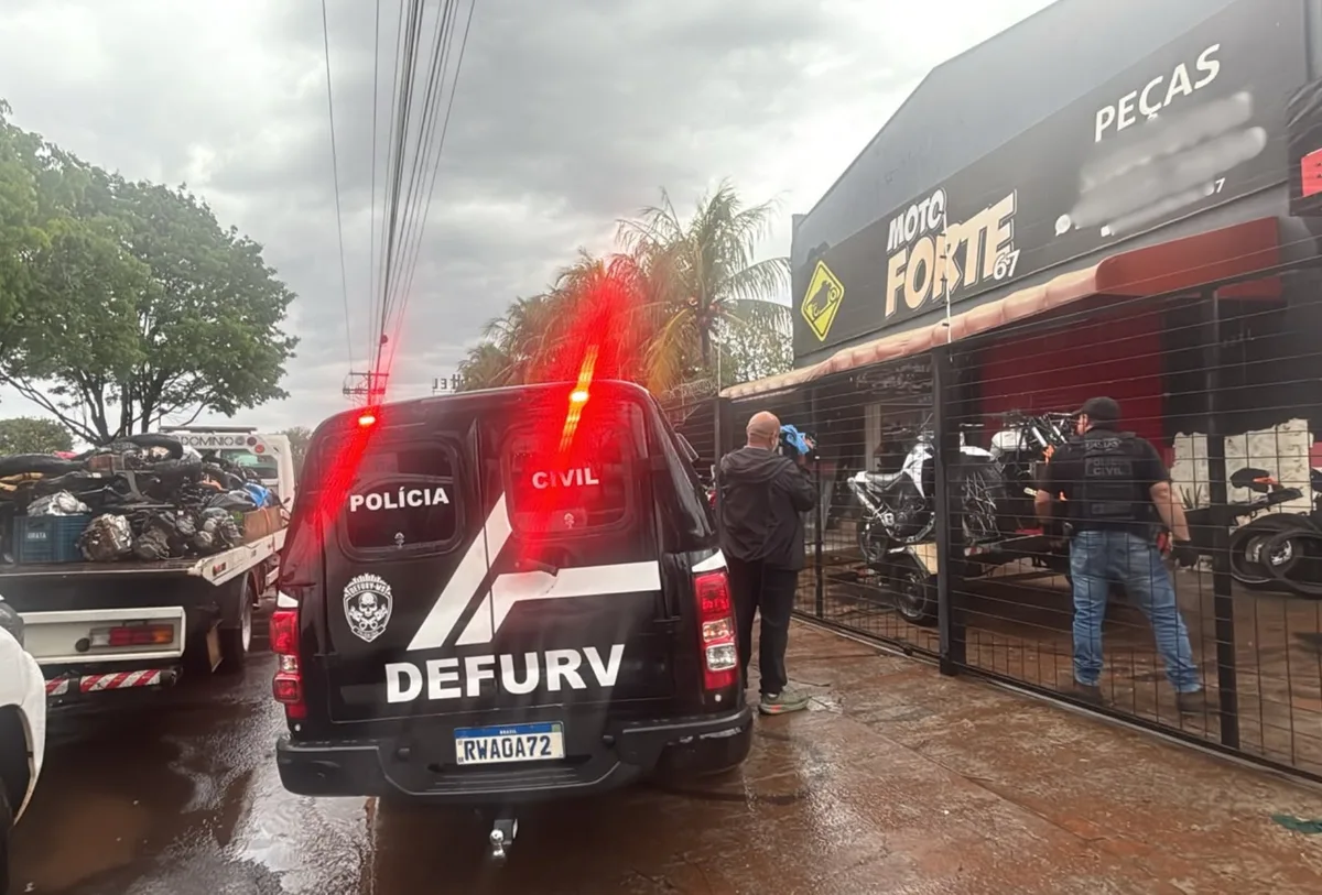 Polícia descobre centenas de motores e prende casal que usava oficina como desmanche em Campo Grande