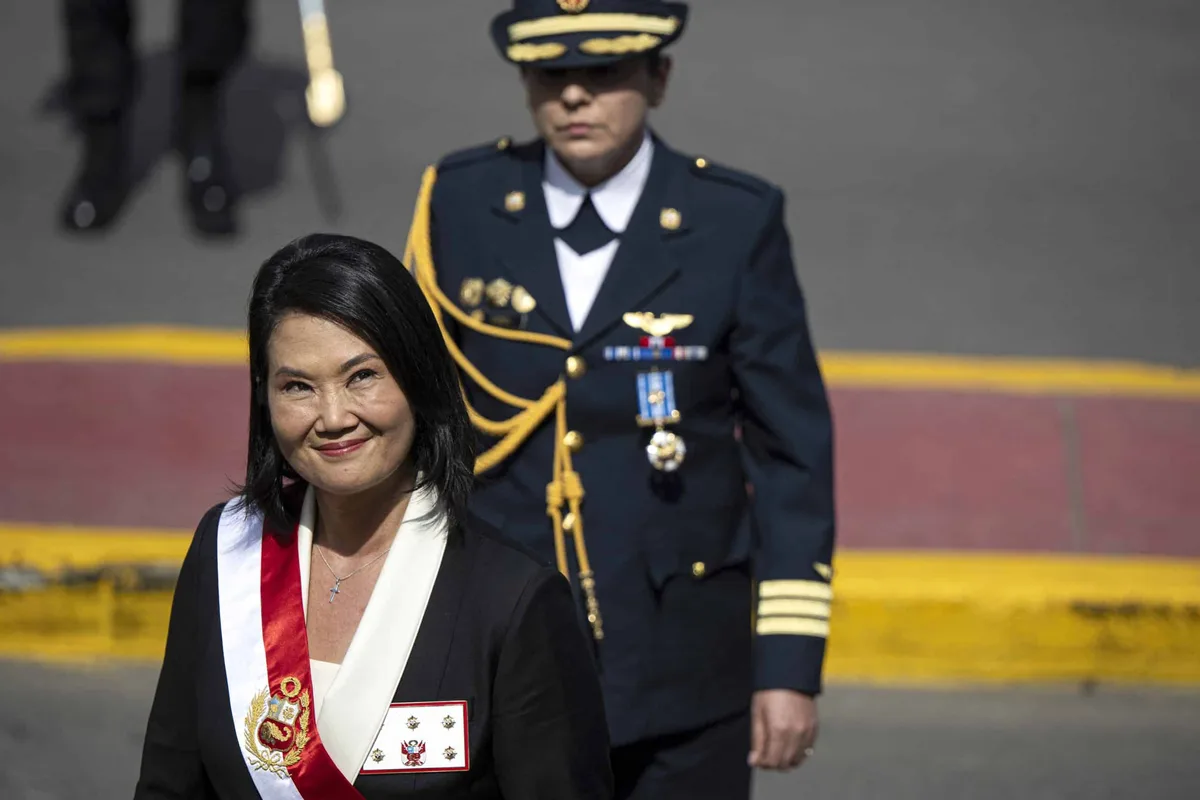Apoiada por Flávio, presidente do Peru proíbe corte de cabelo e maquiagem