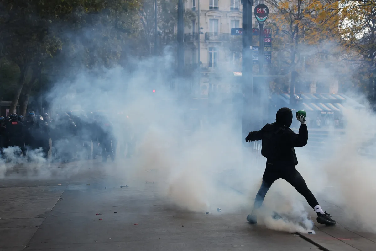 Polícia usa gás lacrimogêneo e entra em confronto com manifestantes em protestos contra o custo de vida na França