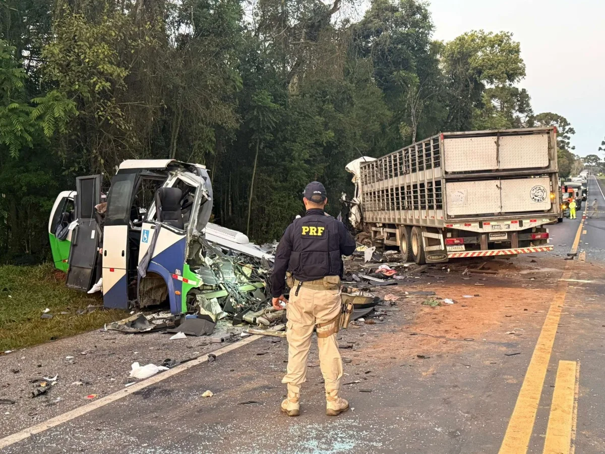 Acidente entre ônibus e carreta tem duas crianças entre os mortos