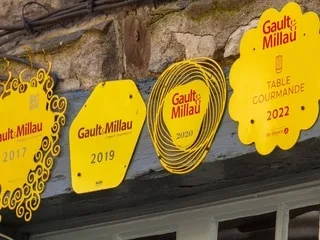 Gault & Millau, Le Petit Futé, Le Routard… Les commerces et restaurants doivent-ils payer pour être référencés ?