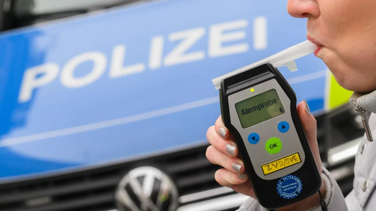 Kontrolle: Lastwagen fährt Schlangenlinien auf Autobahn