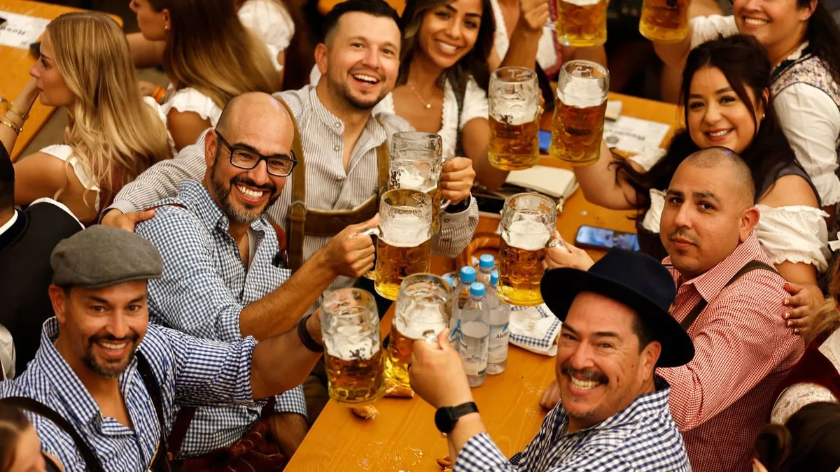 Tipps und Tricks: Oktoberfest 2026: So kommen Sie spontan an einen Tisch im Festzelt