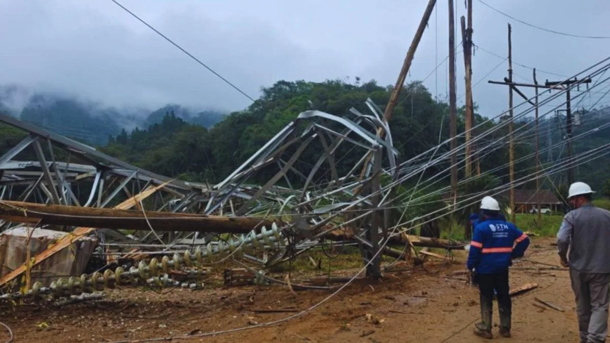 Torre de energia desaba, assusta moradores e deixa casas sem luz em SC