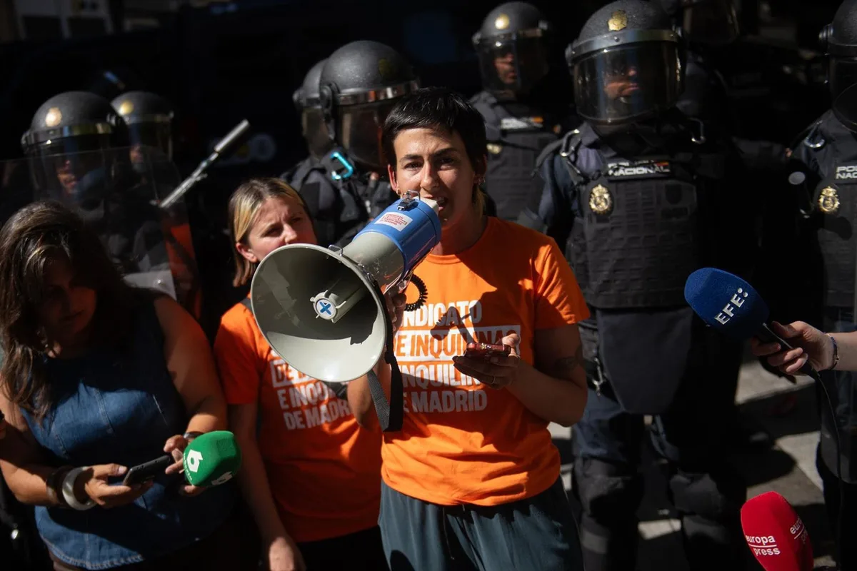 Unas 10.000 personas protestan ante el ático del Gobierno de Ayuso en Chamberí tras el desahucio de Maricarmen