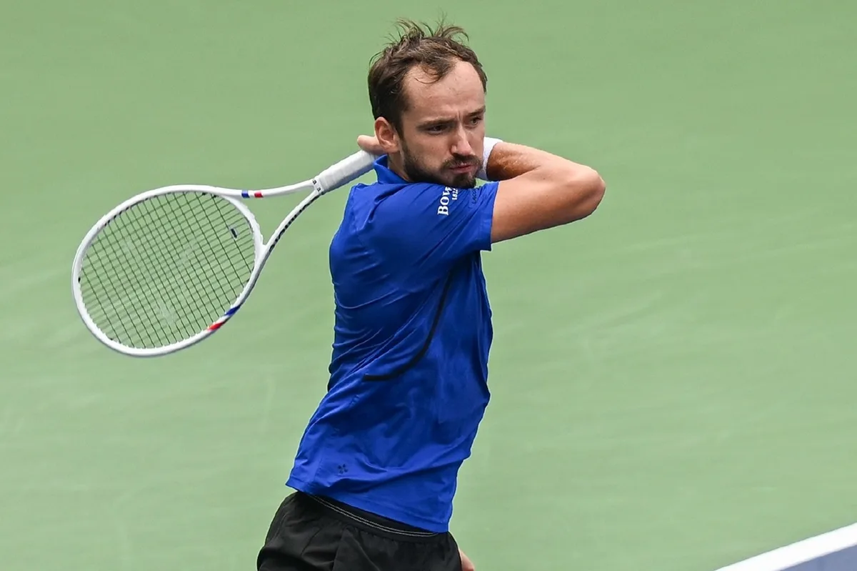 Medvedev cita Federer, Nadal e Djokovic antes de testar Jódar