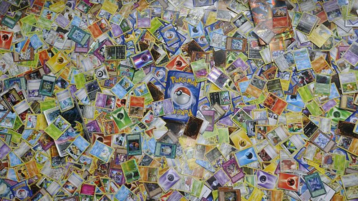 Una 'influencer', muy criticada por mostrar cartas Pokémon robadas antes de su salida: "¡Por favor, sed amables conmigo!"