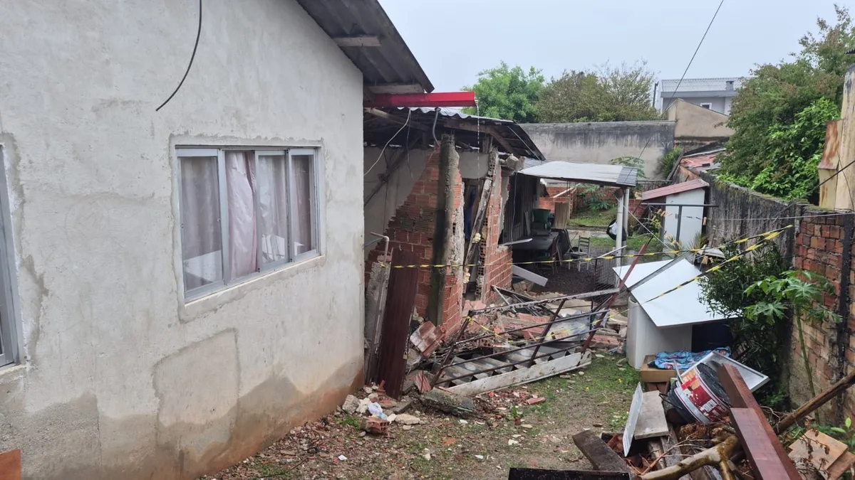 VÍDEO: avó ouve estalos e tira netos de casa antes de imóvel desabar, em Curitiba