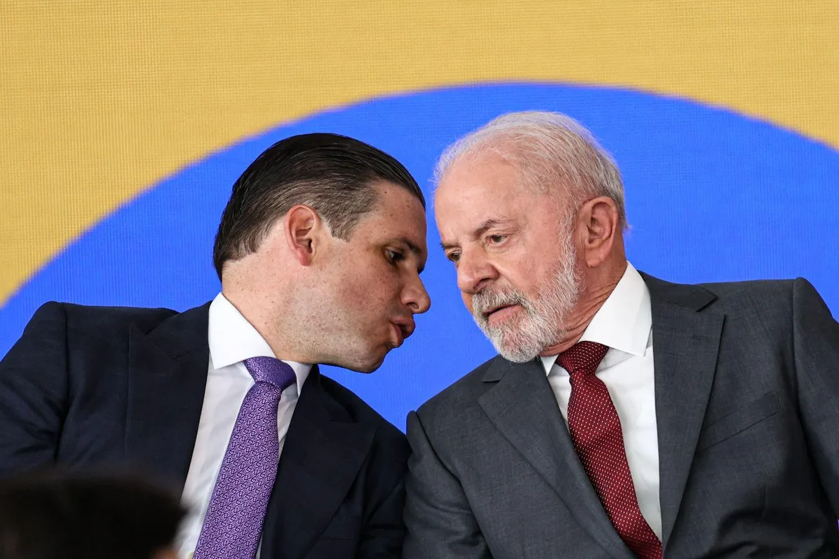 Após turbulências, Motta se alinha a Lula, mas não converte capital político em apoio ao pai