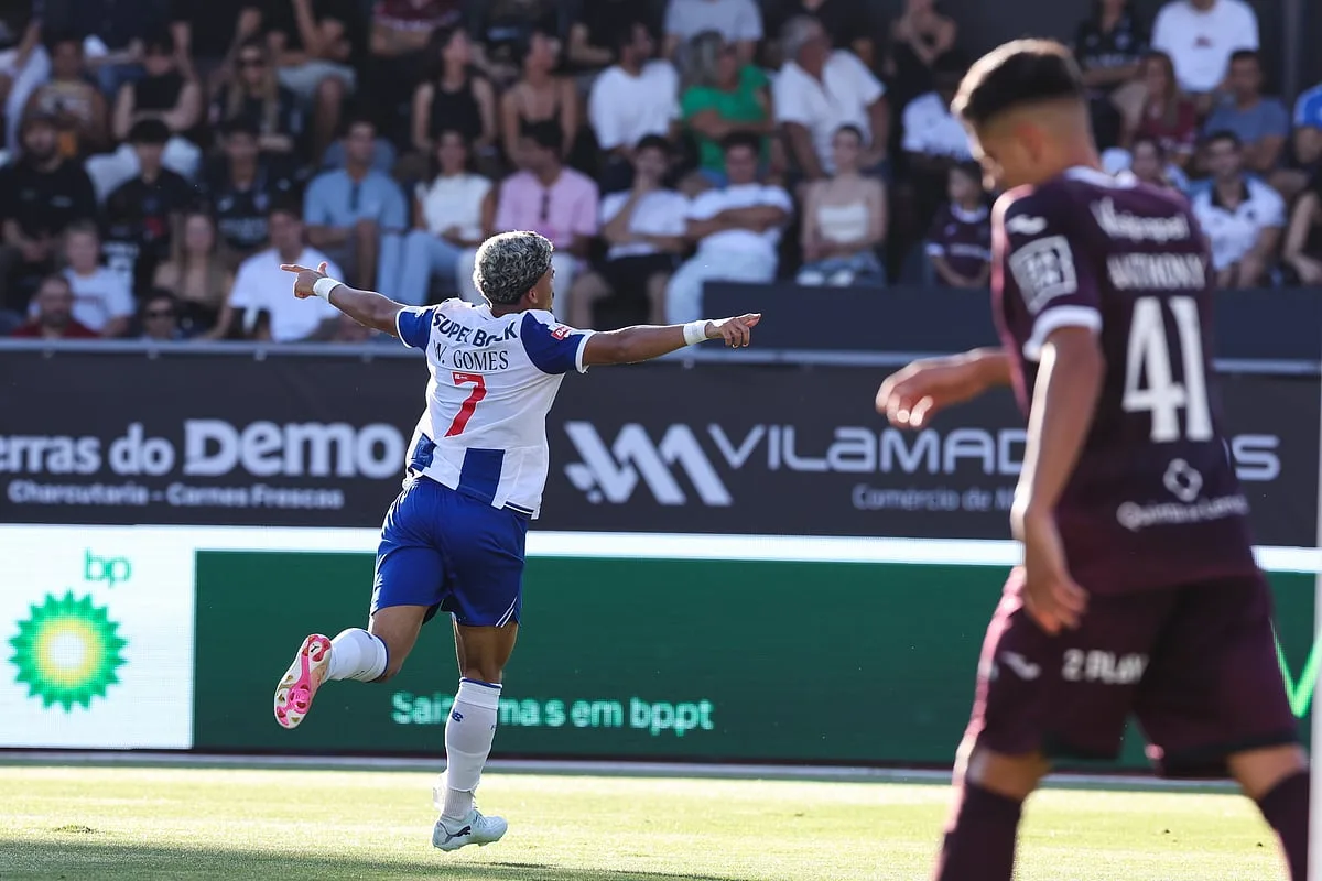 Campeão FC Porto vence em Viseu e continua líder com pleno de vitórias
