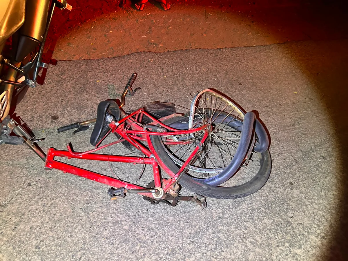 Ciclista haitiano morre atropelado às margens de rodovia e caminhoneiro foge