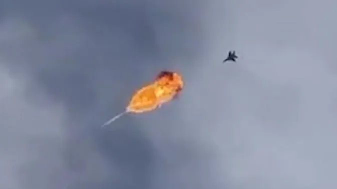 Explosion in der Luft - Ukrainischer Kampfjet schießt Russen-Drohne ab