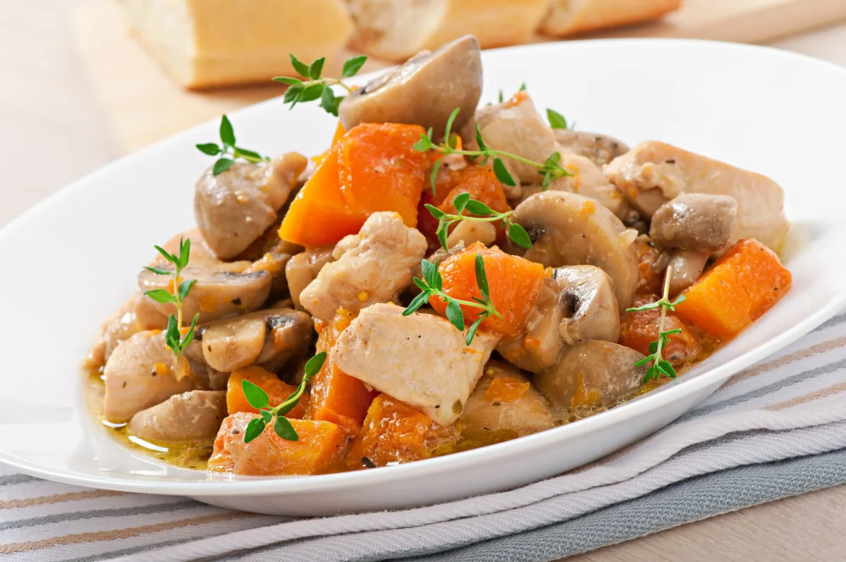 Pollo estofado con batata y champiñones: una receta caliente que es ideal para el otoño y destaca por su sabor dulce
