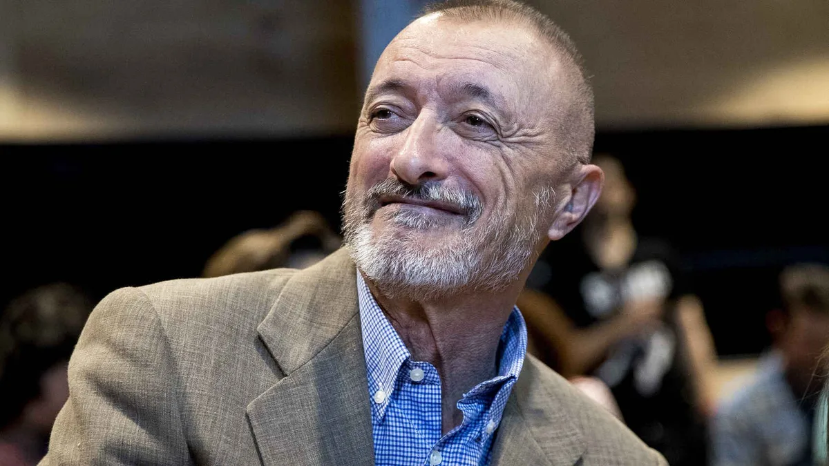 La frase de Arturo Pérez-Reverte que aplauden los psicólogos: "Es un error grave mirar al pasado con los ojos del presente"
