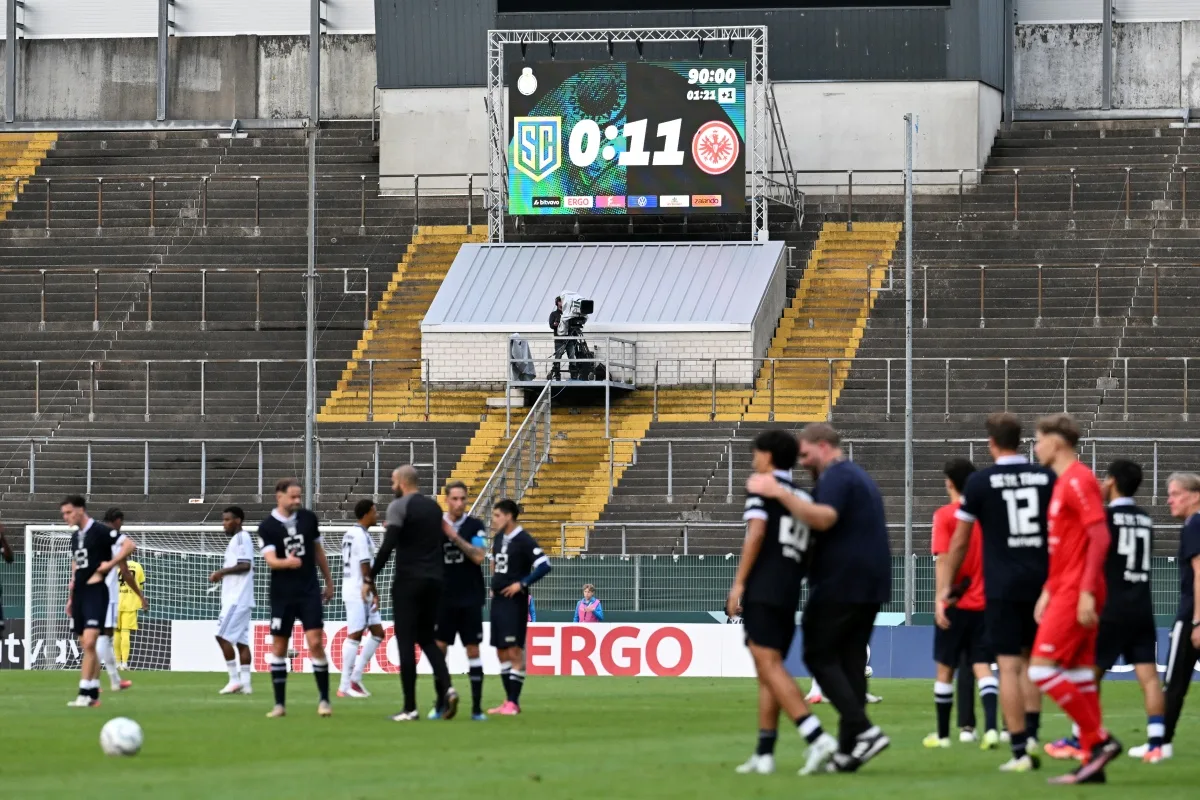 Frankfurt marca 10 gols no 1º tempo em estreia na Copa da Alemanha