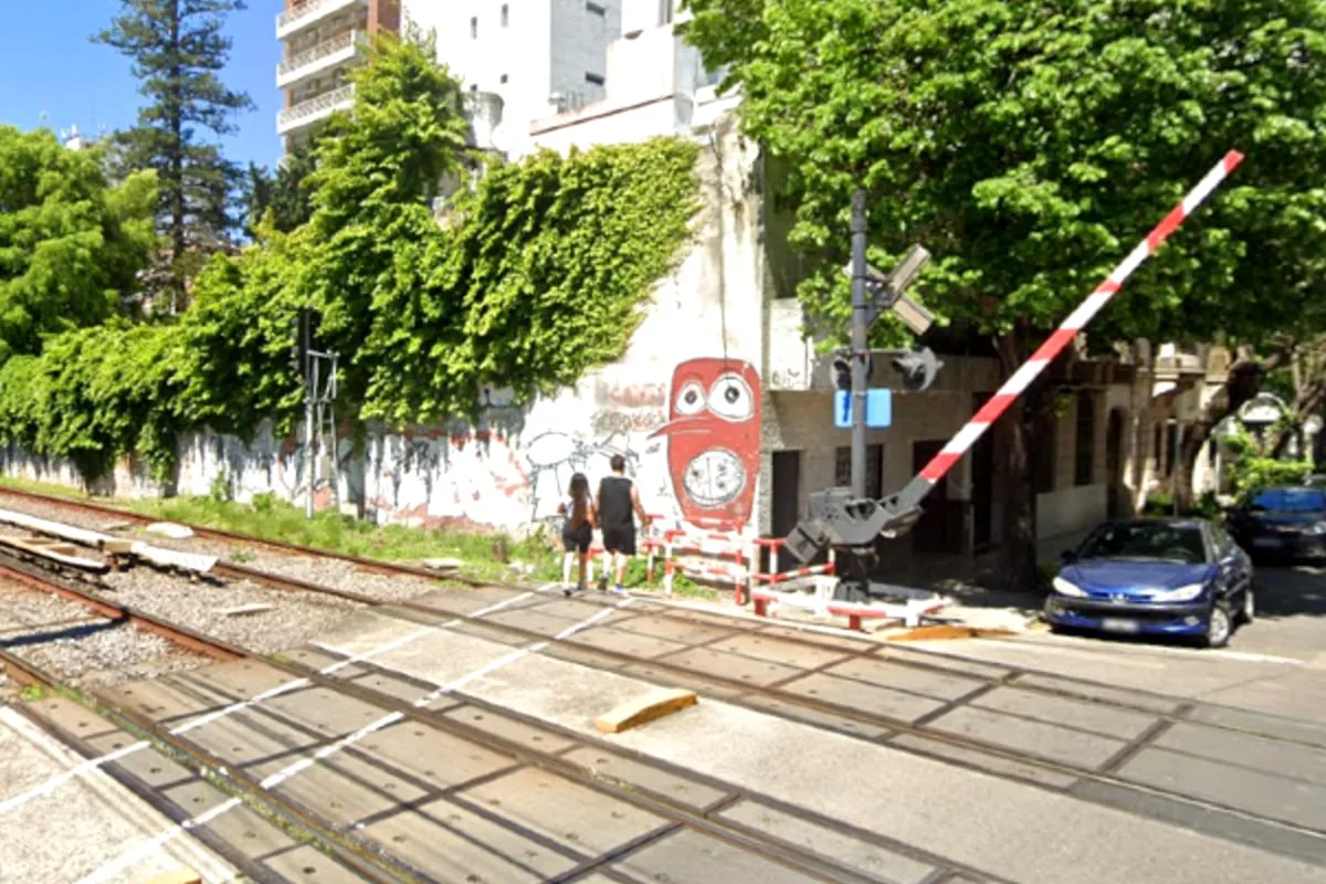 Un repartidor cruzó con la barrera baja y murió atropellado por una formación del tren Sarmiento en Flores