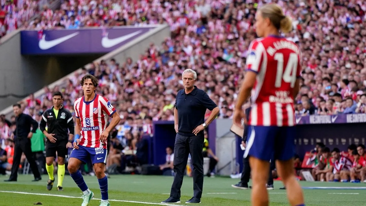 Mourinho blasts refs after Atletico loss, produces 'evidence' of two red cards