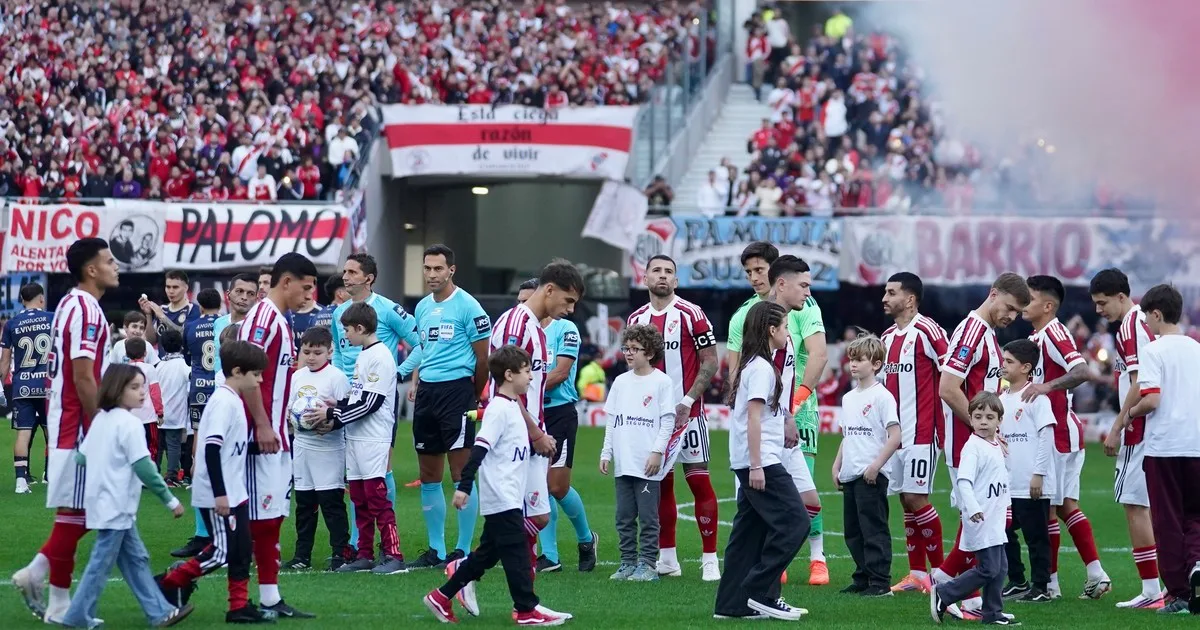 Los hinchas de River volvieron a cantar en contra del presidente de AFA Chiqui Tapia en el Monumental