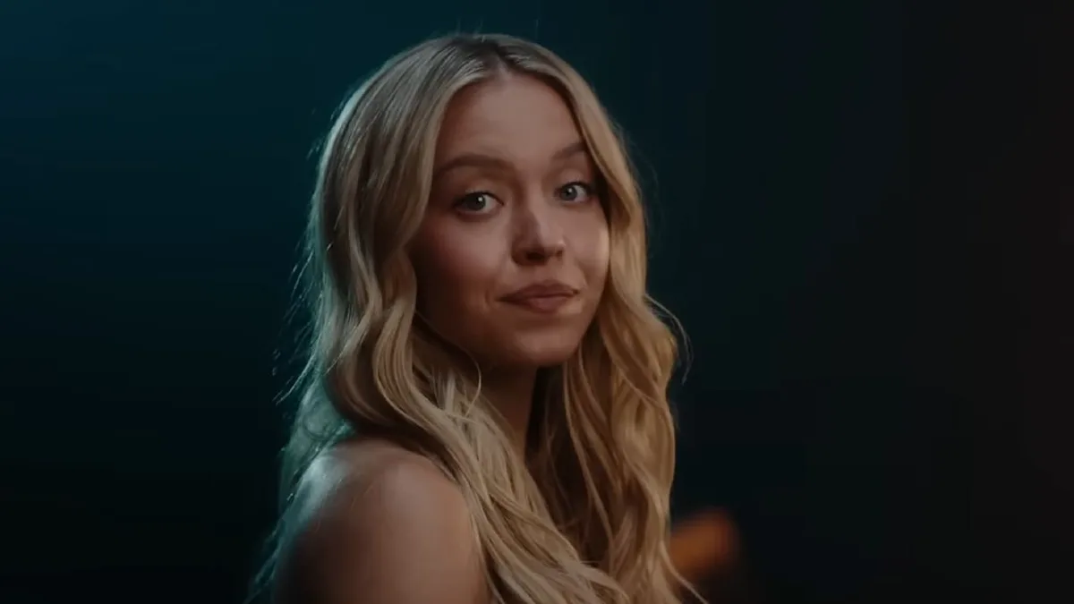 Nach Wirbel um Werbespot - Sydney Sweeney hat wieder Ballkontakt