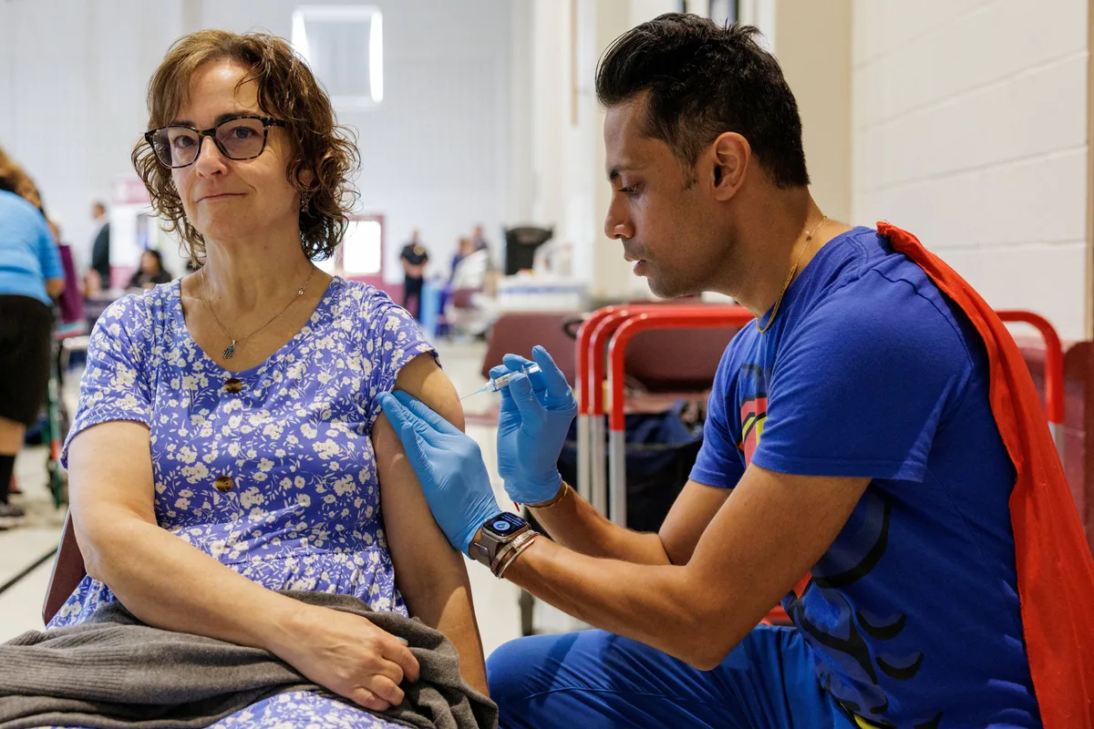 Los médicos recomiendan actualizar las vacunas contra la gripe y el COVID-19 este otoño en Estados Unidos