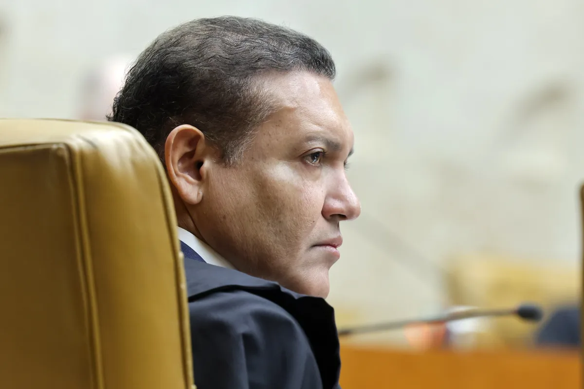 Nunes Marques suspende propaganda de Lula contra chapa de Flávio