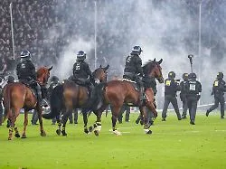 Pyro, Krawall, Eskalation: Polizei zu Pferde aufs Spielfeld: FCK gewinnt hitziges Pokal-Derby in 120. Minute