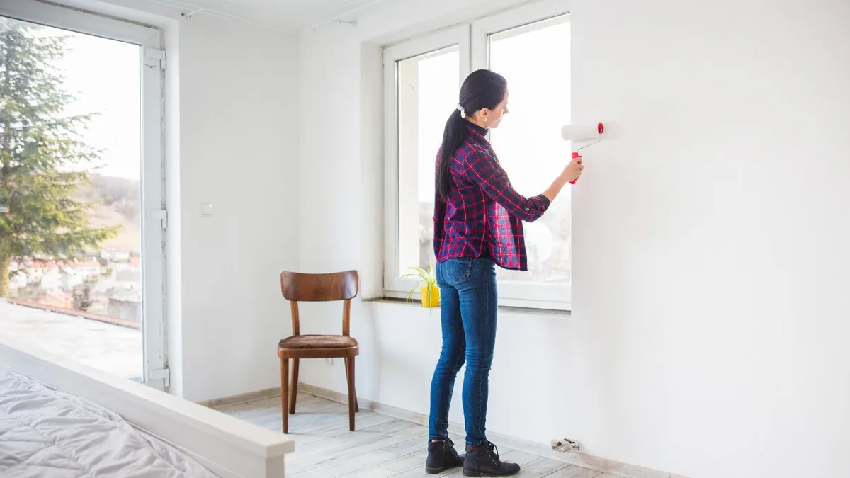 El truco de los pintores para pintar en primavera: cómo evitan manchas, desperdicio y pelusa
