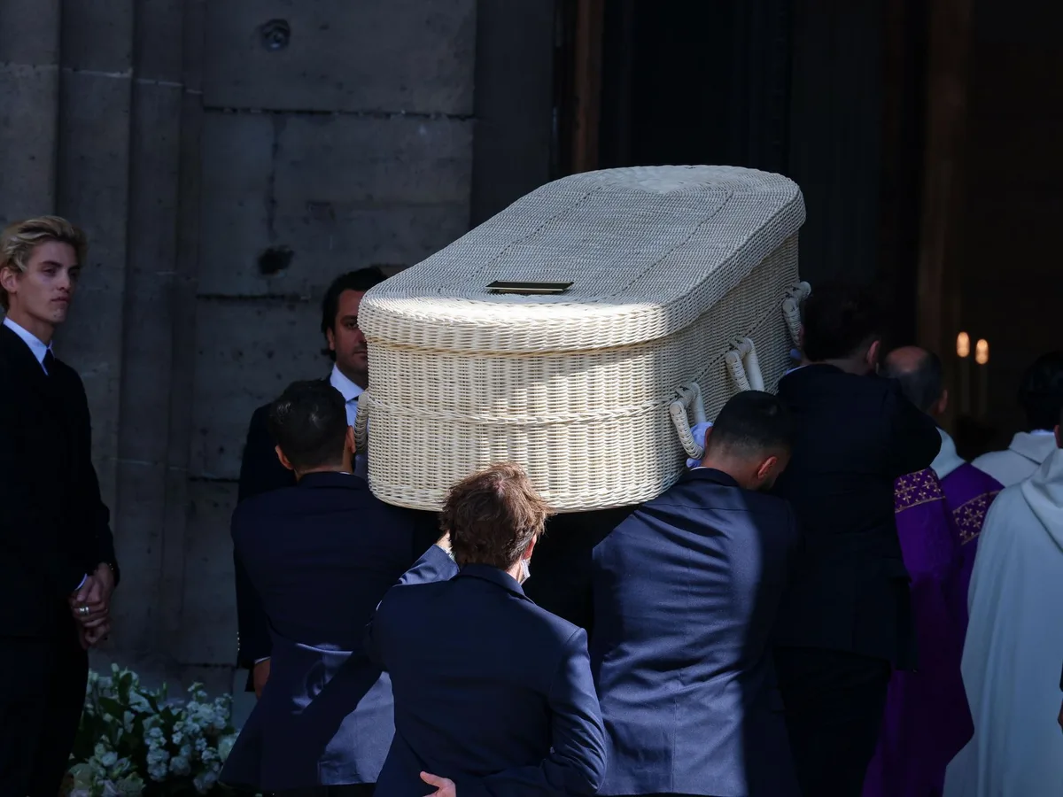 De Pierre Casiraghi y Beatrice Borromeo a Claudia Schiffer y Carla Bruni: la moda y la realeza despiden a Mathilde Favier en París