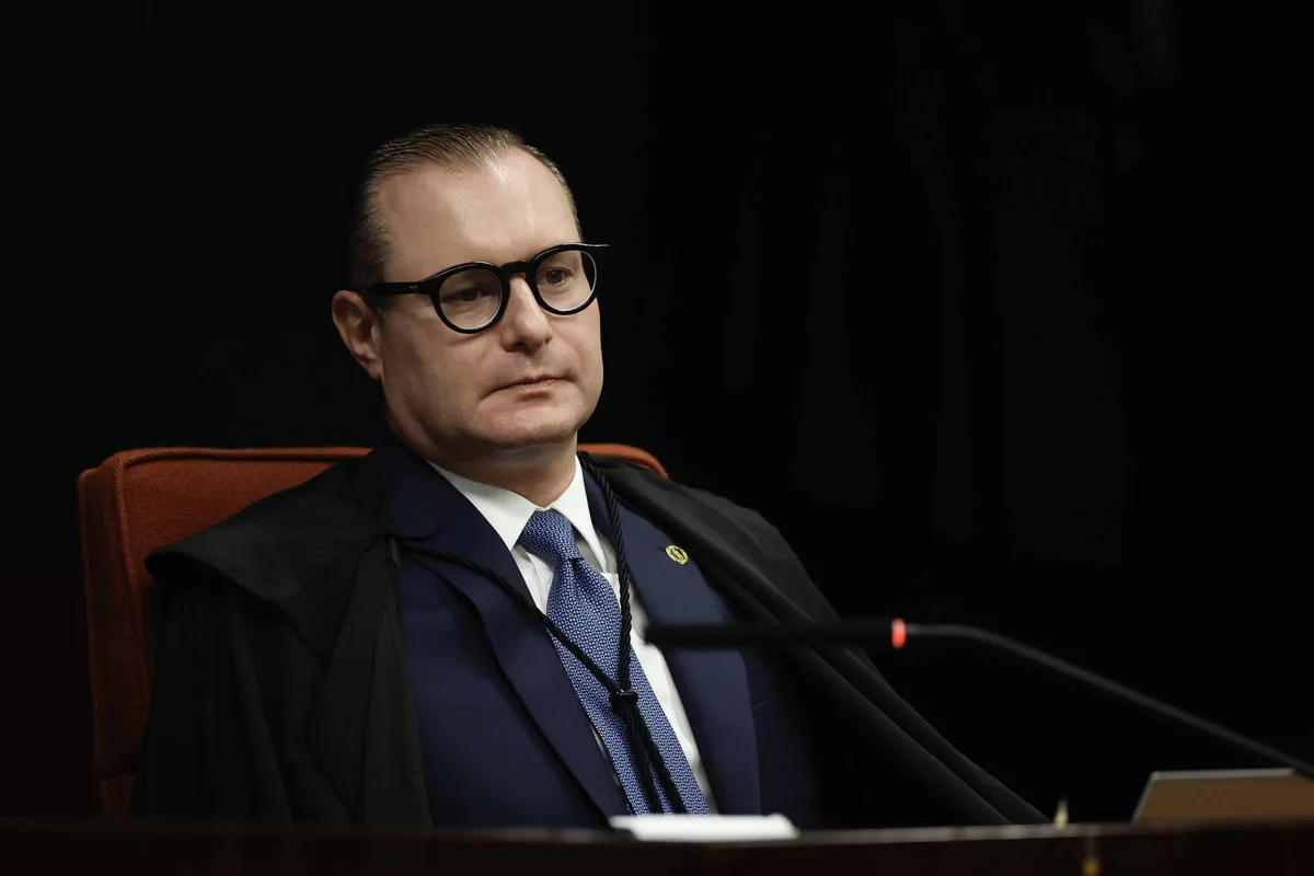 Íntegra de celular de Vorcaro chega a gabinete de Zanin, que analisa conteúdo