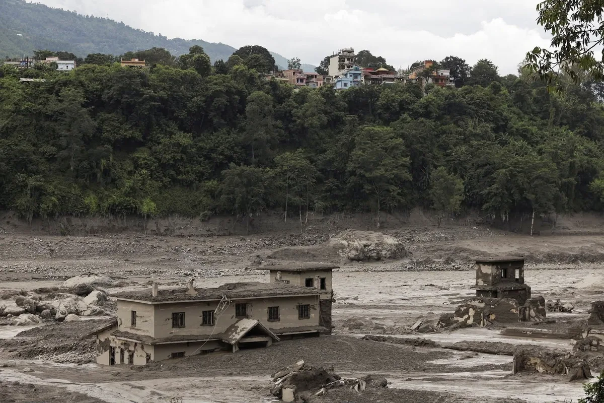 Veja VÍDEOS da avalanche na fronteira entre o Nepal e o Tibete