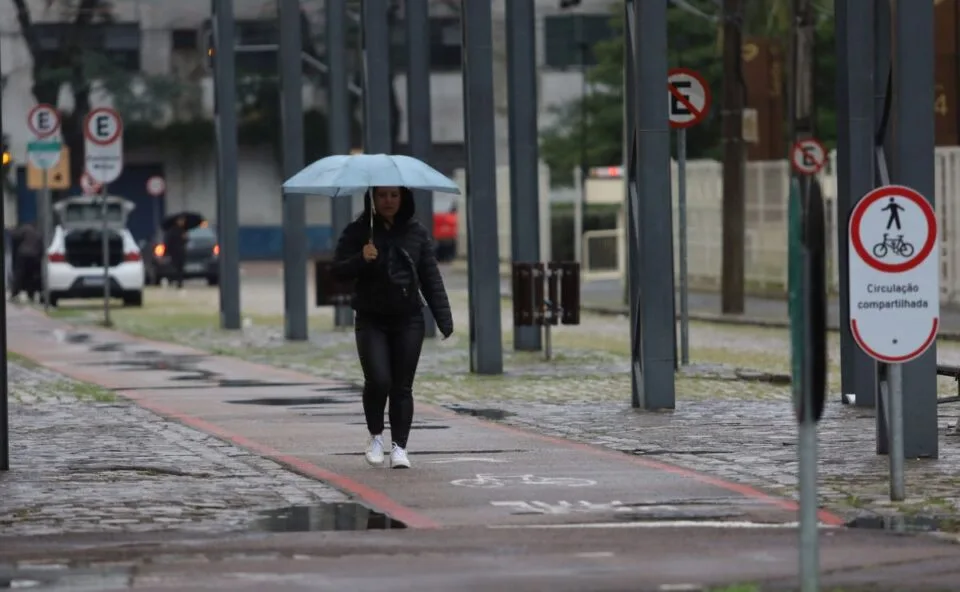 Após chuvas fortes e temporais, Curitiba terá queda brusca nas temperaturas e depois calor de 24°C; veja previsão