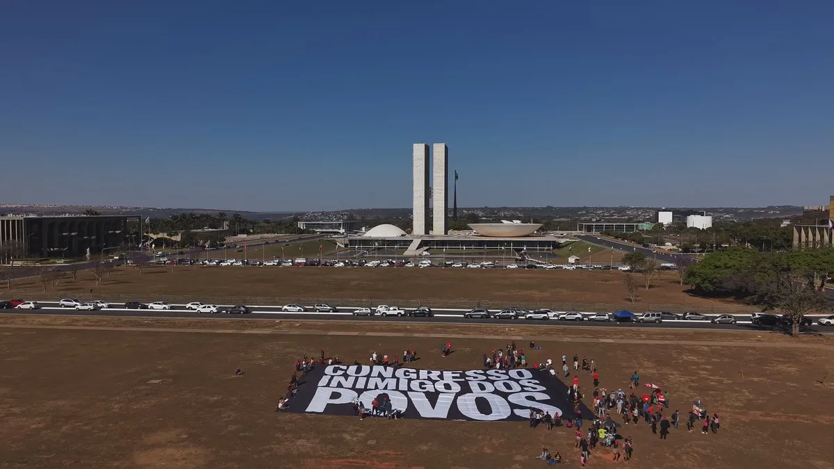 Indígenas e entidades fazem ato no centro de Brasília por direitos e demarcações de terras