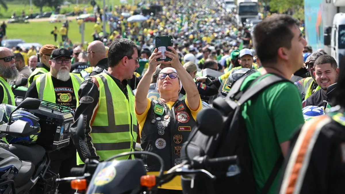 Economia, segurança e liberdade: por que apoiadores de Flávio Bolsonaro foram à motociata em SC