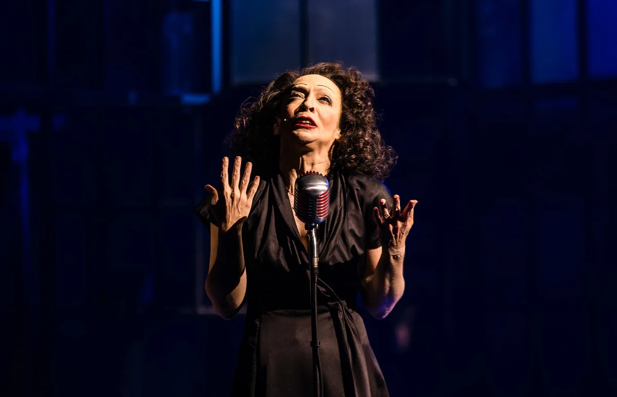 Laila Garin é fenômeno em cena como Edith Piaf com atuação sobrenatural que equilibra drama e música na corda bamba da vida da cantora francesa