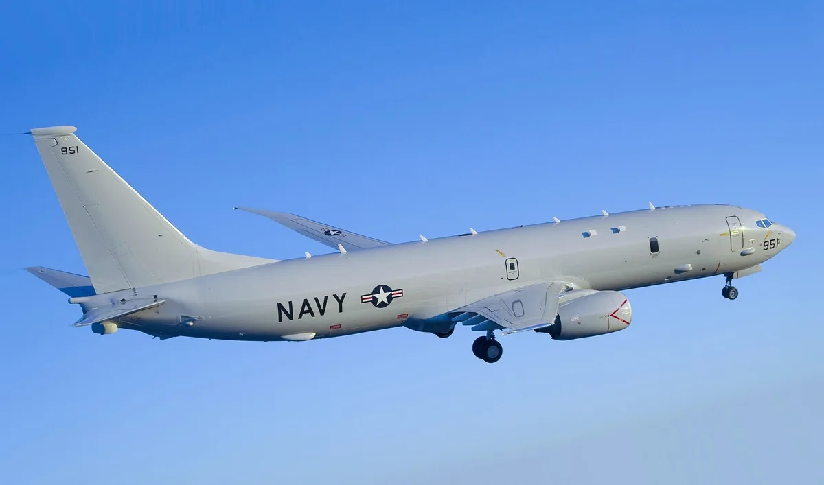 Tensión en Asia: un avión militar estadounidense sobrevoló el estrecho de Taiwán y el régimen chino vigiló la operación