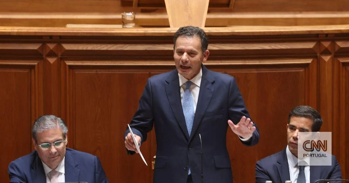 Montenegro regressa ao parlamento um dia depois da entrega do OE2027