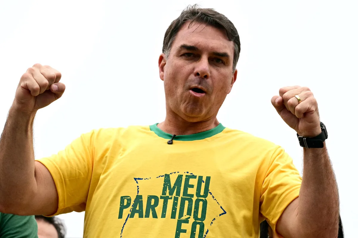 Au Brésil, Flávio Bolsonaro visé par une enquête pour corruption : une bascule à moins d’un mois de la présidentielle ?