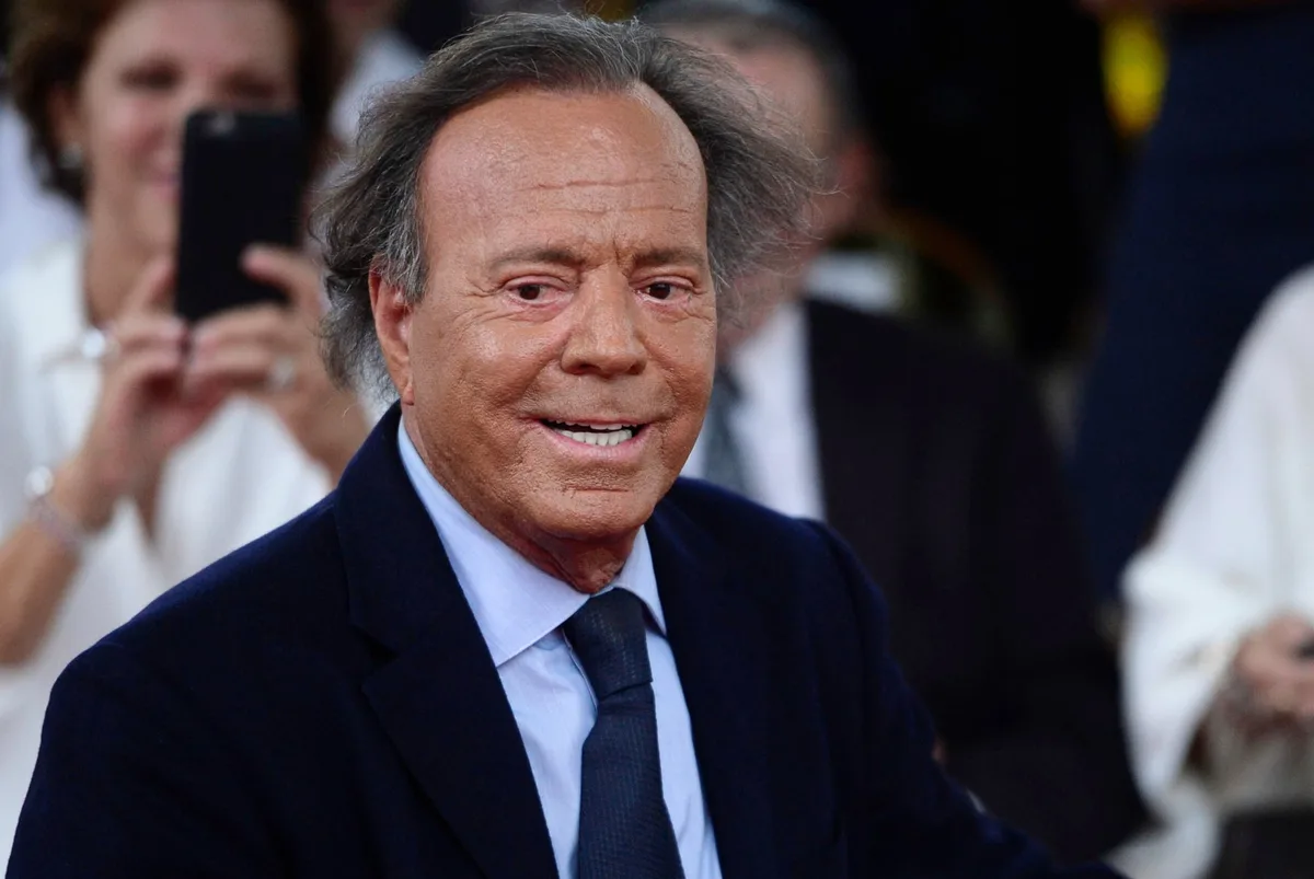 Julio Iglesias, de 83 años: así es la mansión que compró en un pueblo conocido por tener fábrica de ataúdes